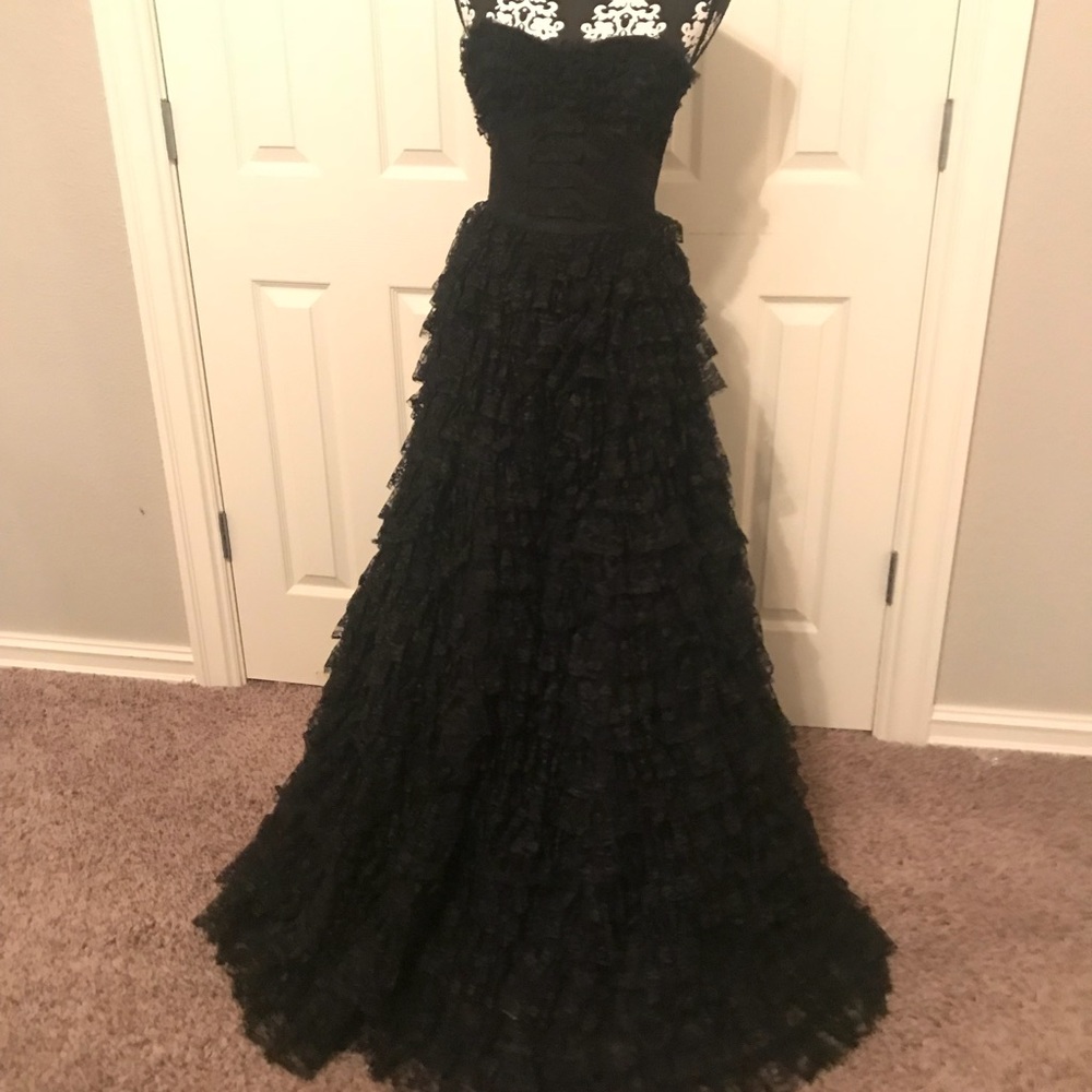 Betsy Johnson beautiful long black formal dress.